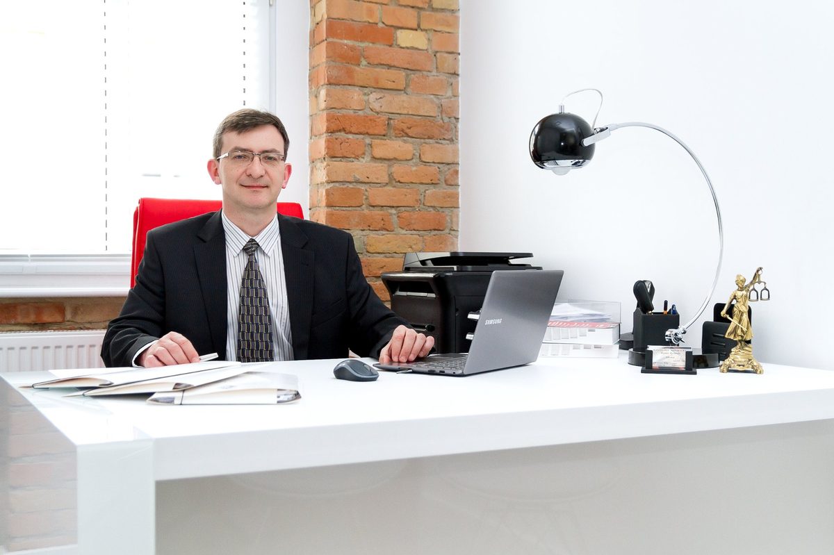 adw. Bogdan Rycharski w kancelarii